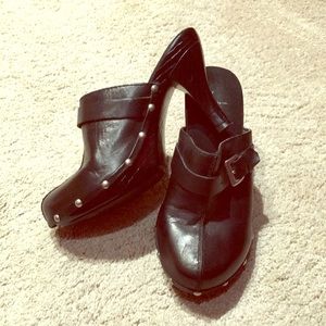 Women’s leather clogs